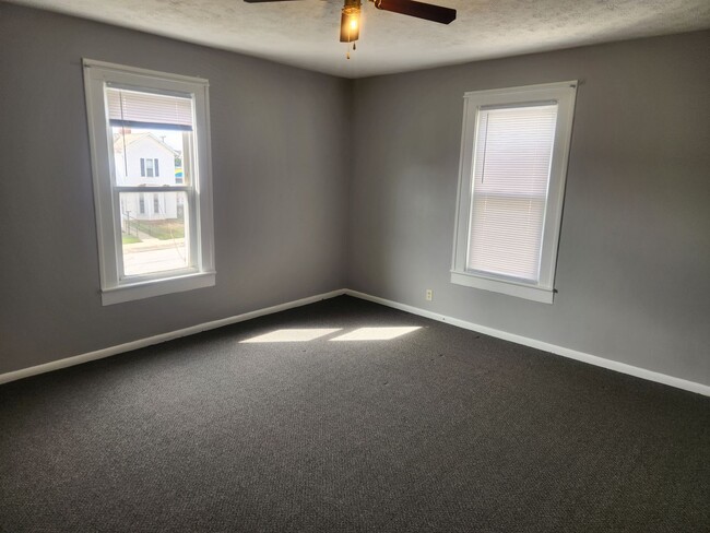 Building Photo - 621 E Main St