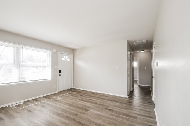 Building Photo - 4845 N Kenyon Dr