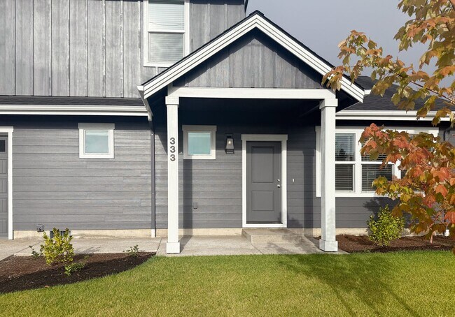 Foto del edificio - 333-337 SE Fir Villa Rd