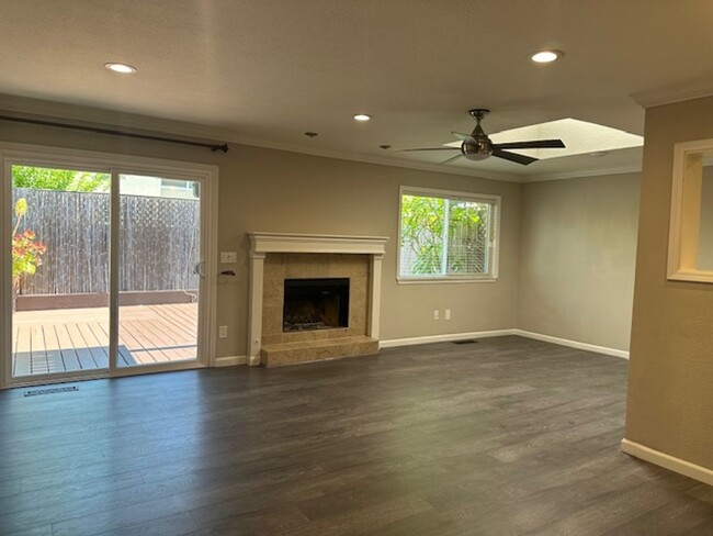 Building Photo - 3 Bed/2 Bath- Beautifully Updated Townhome...