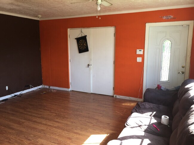 Foto del edificio - Amazing 3-1 house with fenced front and backyard !