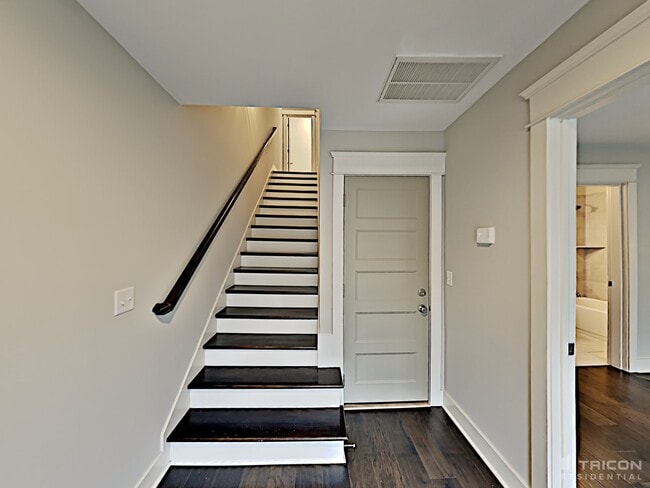 Building Photo - 1204 Hillwood Private Cove