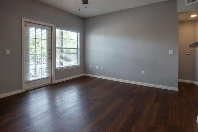 Foto del edificio - 2320 Gracy Farms Ln