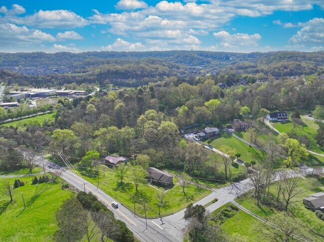 Photo - **FURNISHED ONE-SIDE-OF-A-DUPLEX HOME WITH BASEMENT STORAGE MINUTES FROM NASHVILLE WEST AND DOWNT...