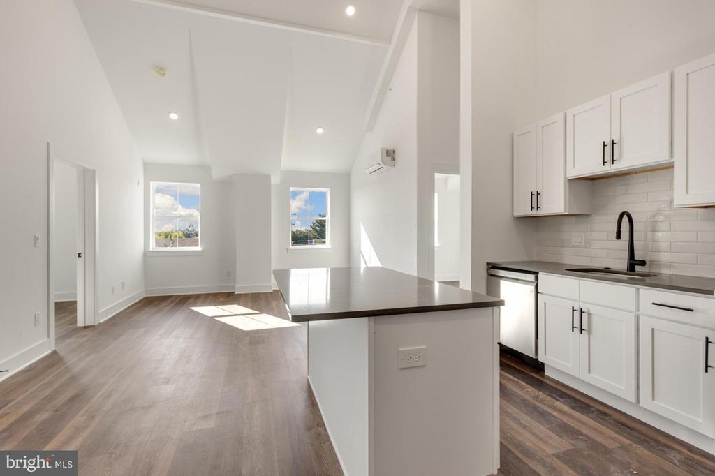 Foto principal - 7037 Ridge Ave