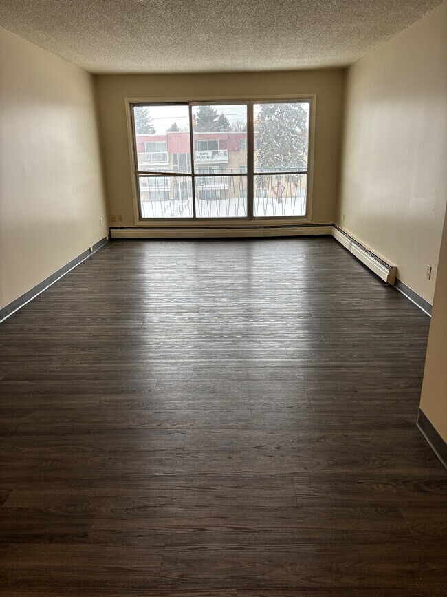 Photo du bâtiment - 9625-9156 156 St NW