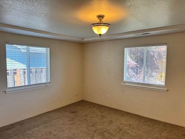 Building Photo - Central Point Single Level Home/ Coming Soon
