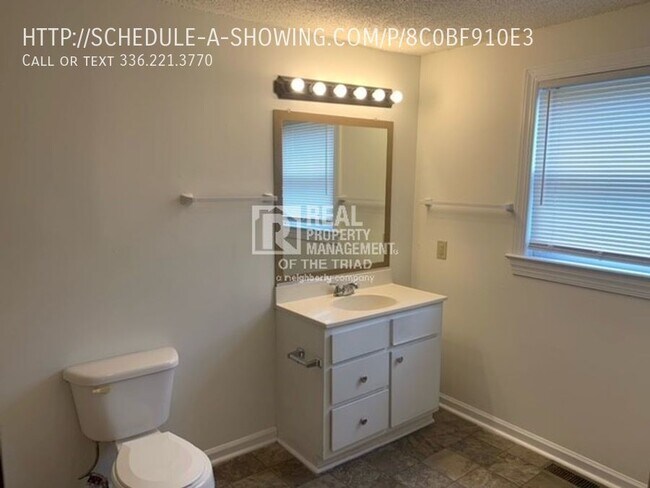 Building Photo - Spacious 3BR/1BA in Greensboro!