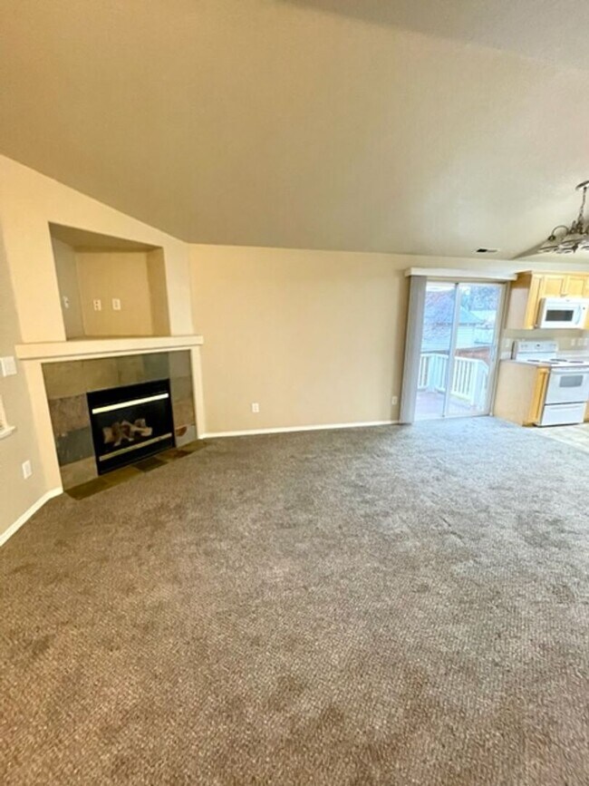 Foto del edificio - Single level home in Foxborough! Fenced yard!  A/C and a gas fireplace!