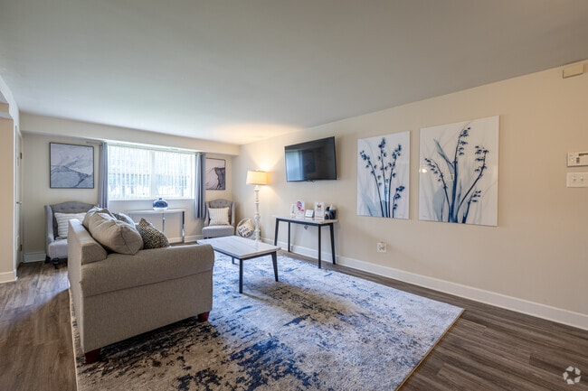 Living Room - Deer Park Apartments