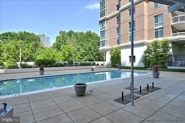 Building Photo - 3101 N Hampton Dr