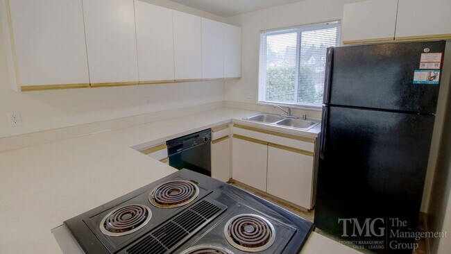 Foto del edificio - Roomy One Level 2 Bdrm Duplex w/ Open Floo...
