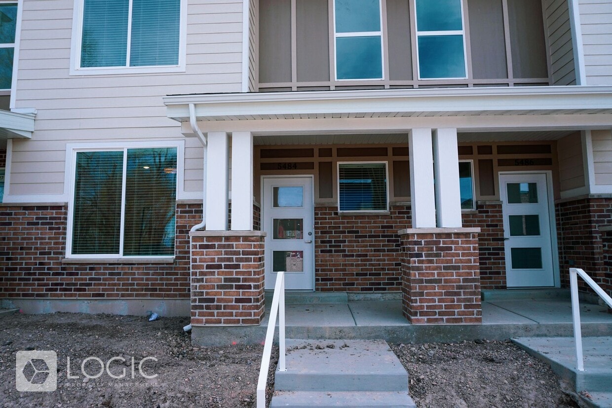 Primary Photo - Gorgeous Townhome in Great Location!