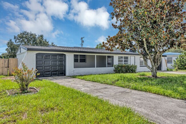 Building Photo - Charming 3-Bedroom Home with Spacious Yard & Enclosed Porch in Frostproof