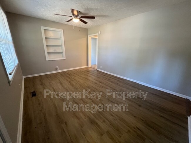 Building Photo - 4460 Sims St