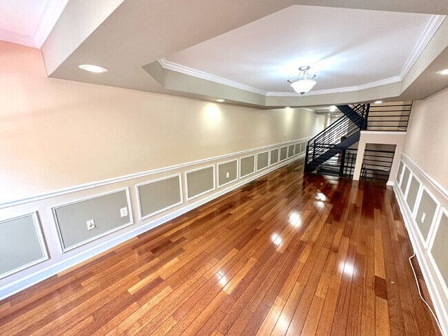 Building Photo - Renovated 2 Bed, 2.5 Bath rowhome with roo...