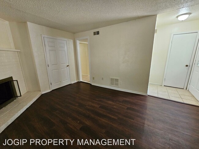 Building Photo - 2 br, 1 bath House - 3100 Medina St. #3106