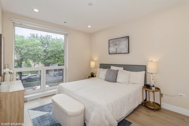 Foto del edificio - 3045 W Irving Park Rd
