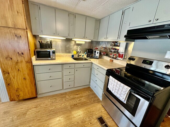 Building Photo - 822 Nettles Blvd