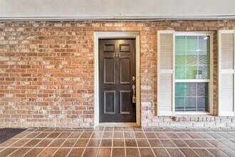 Building Photo - 359 N Post Oak Ln