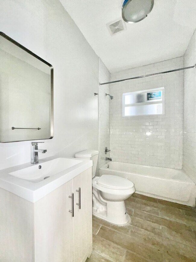 Foto del edificio - Fully Remodeled Three Bedroom Single Family Home