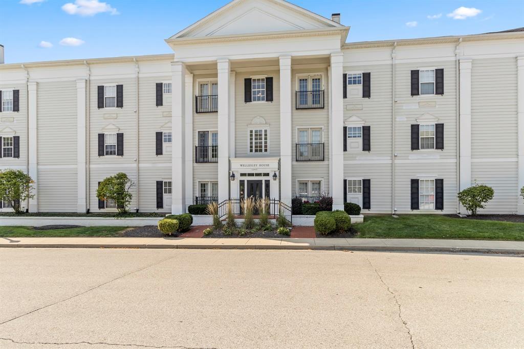 12840 University Crescent, Carmel, IN 46032 Condo for Rent in Carmel