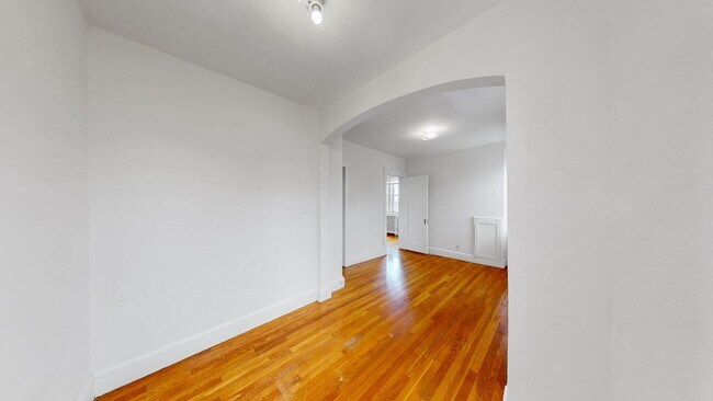 Foto del edificio - Medford Square 1-bed with heat and hot water included