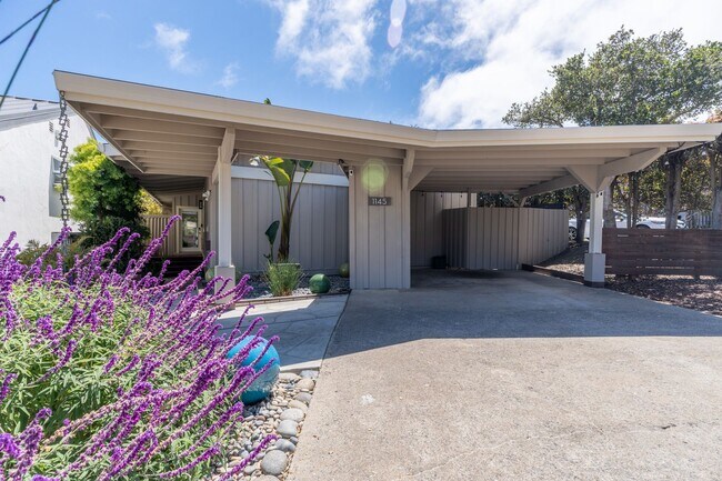 Foto del edificio - Hilltop Monterey Home
