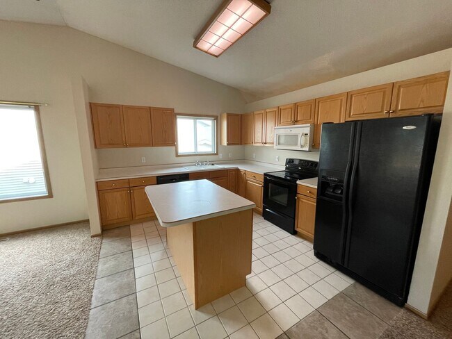 Building Photo - 3 Bed Townhome with Fully Fenced Backyard ...