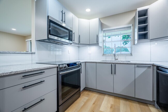 Foto del edificio - 14339 Canalview Dr