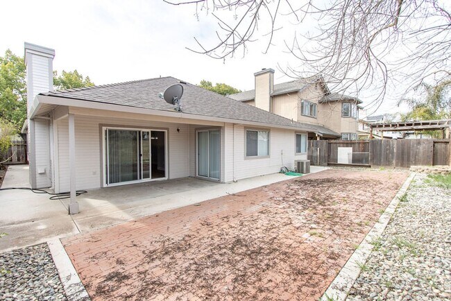 Building Photo - Spacious Family Home