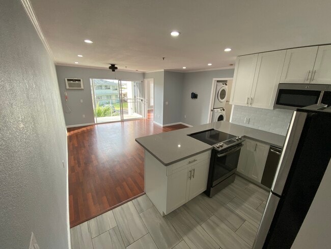 Kitchen looking into living room - 711 Wailepo Pl