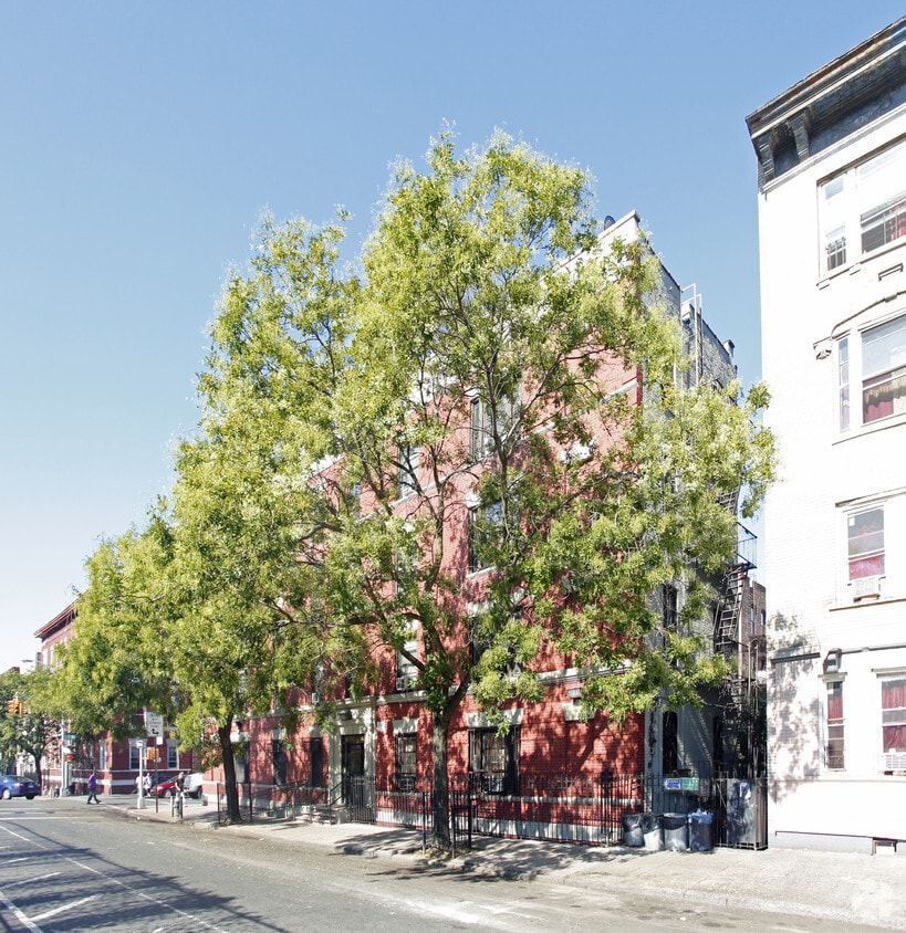 Building Photo - 425 E 187th St