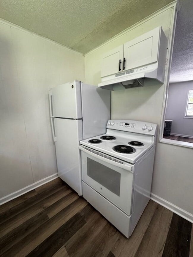 Building Photo - 50% OFF FIRST MONTH'S RENT IN JULY! 1 Bed ...