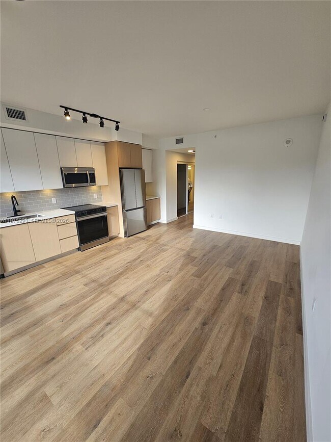 Foto del edificio - 1650 NE 124th St