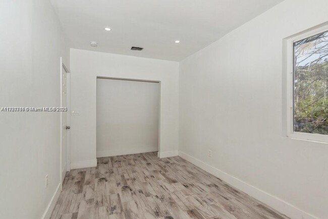 Foto del edificio - 2275 NW 30th St
