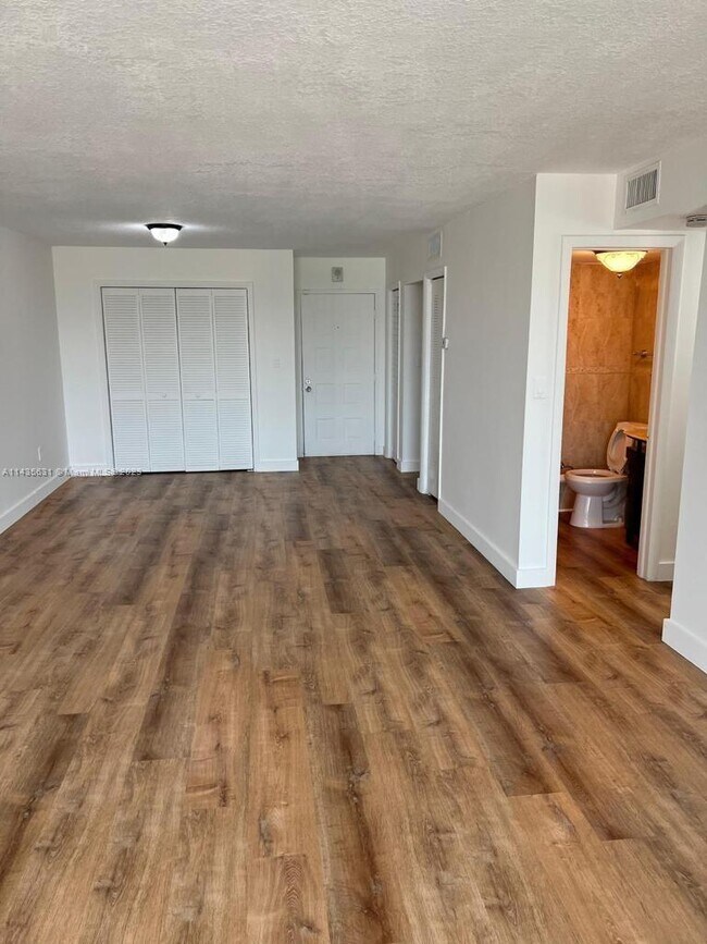 Building Photo - 6960 Miami Gardens Dr