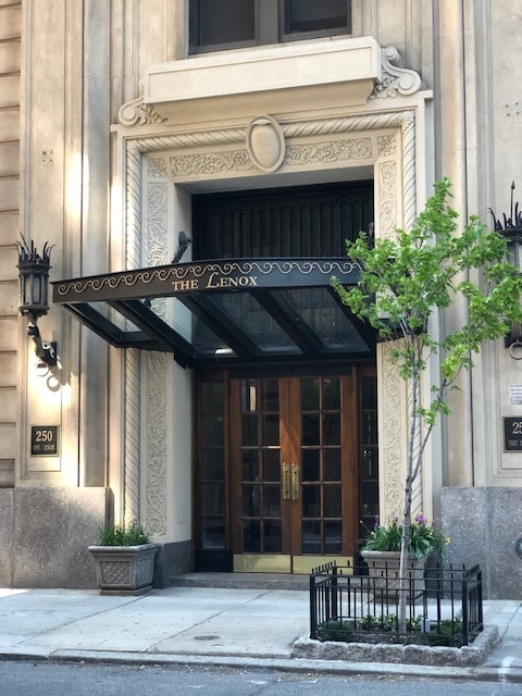 Entrada al edificio cubierta con marquesina. - 250 S 13th Street, Unit 2F