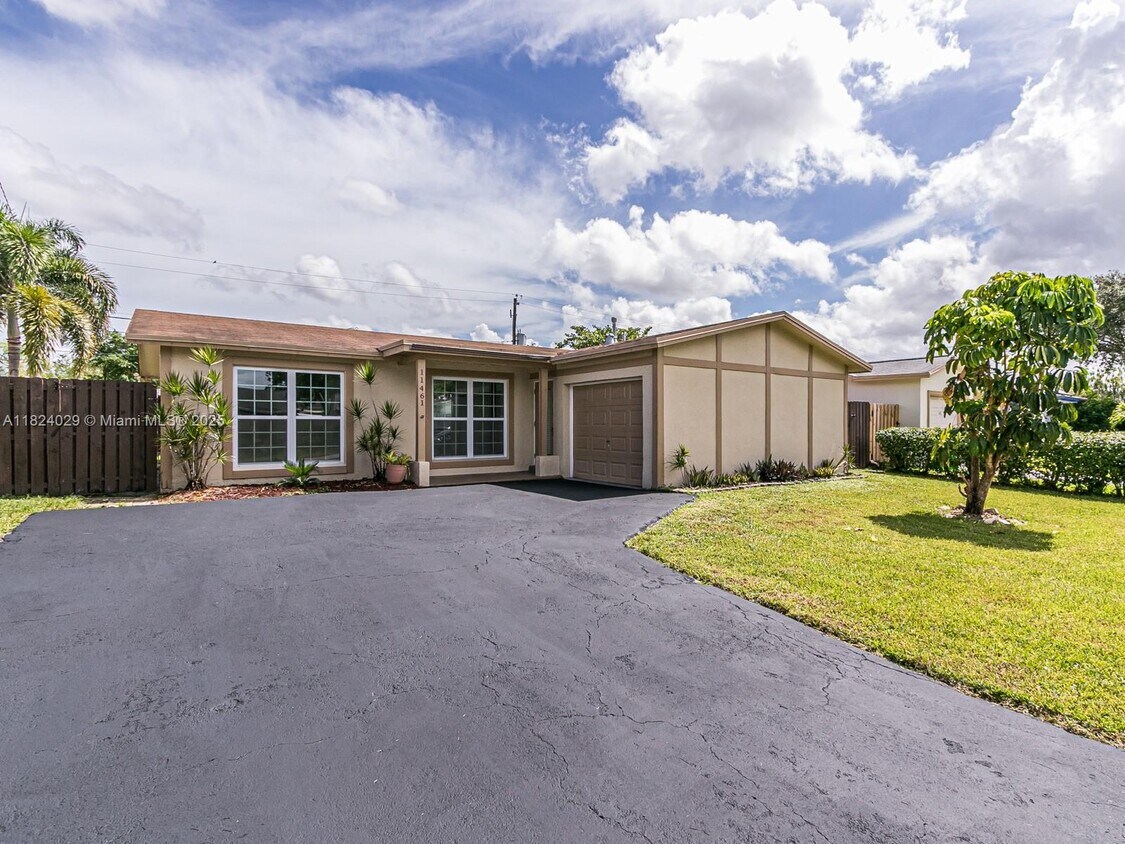 Foto principal - 11461 NW 32nd Pl