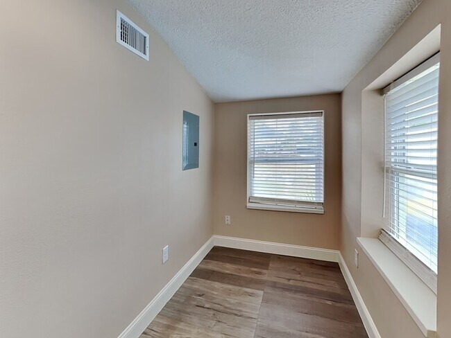 Foto del edificio - 1304 Williams Ave