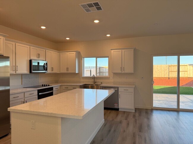 Foto del edificio - Spectacular New 5/3 Bath Available Now!