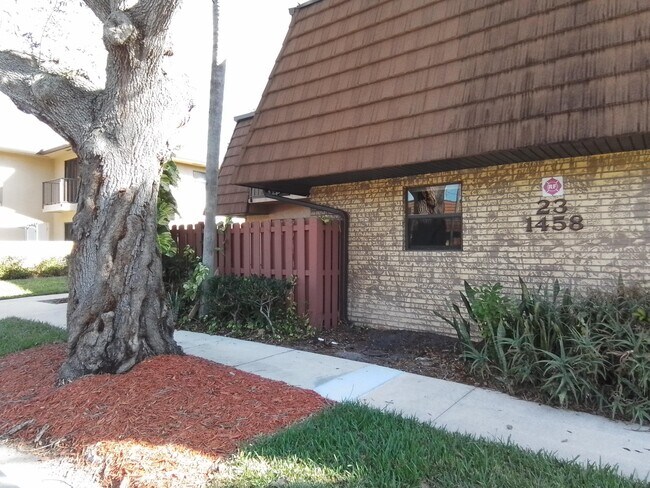 Foto del edificio - 1458 N Lawnwood Cir