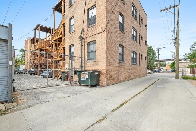 Building Photo - 45 N Paulina St