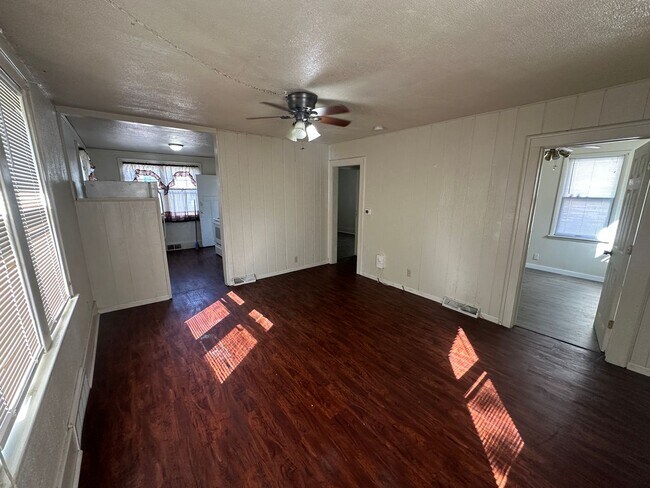 Foto del edificio - $950 - 2 Bed 1 Bath Home