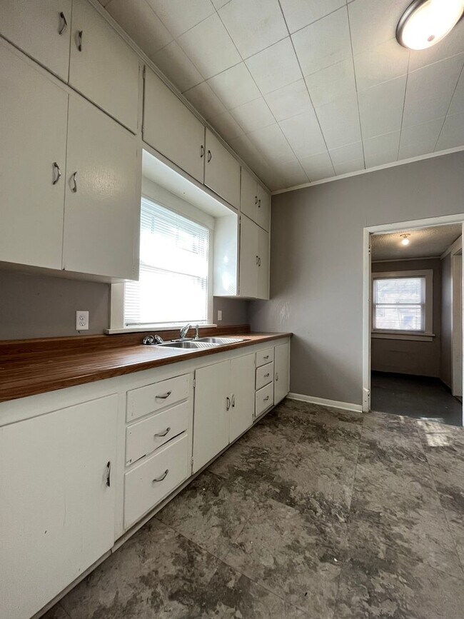 Foto del edificio - 3-bedroom, 1 bathroom home located near Ci...