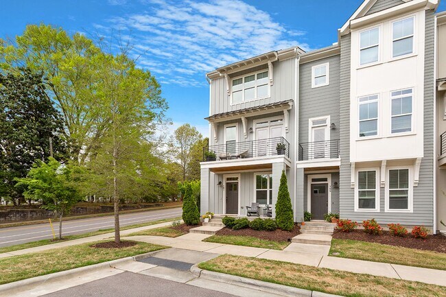 Foto del edificio - Stunning 3BD, 3.5BA Raleigh Townhome on a ...