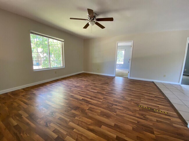 Building Photo - 1210 California - 8 Bed/2 Bath Near WMU/K ...
