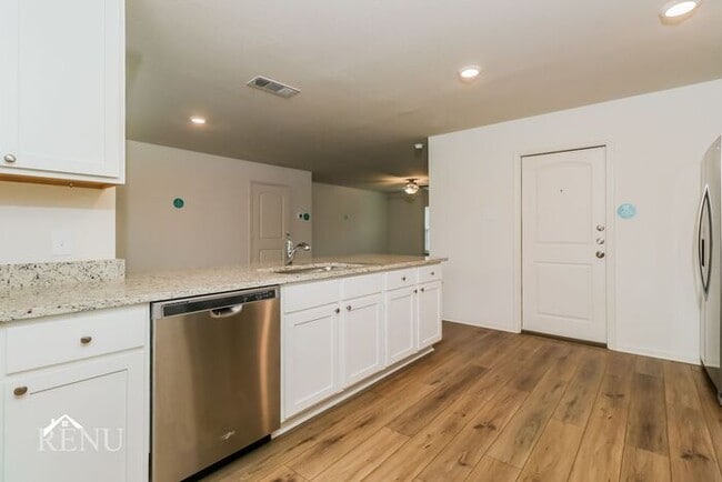 Foto del edificio - Now Available!