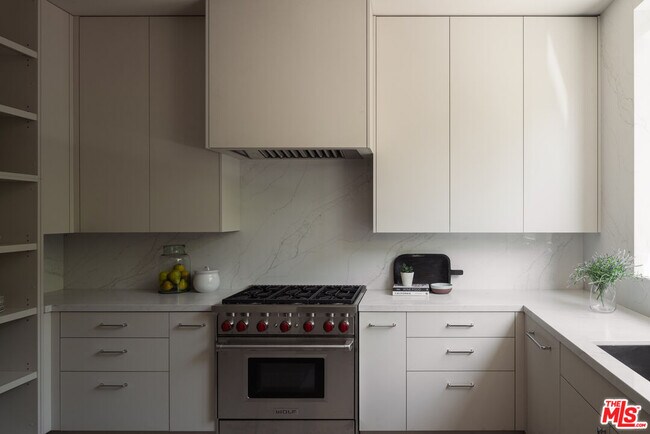Foto del edificio - 5287 Round Meadow Rd