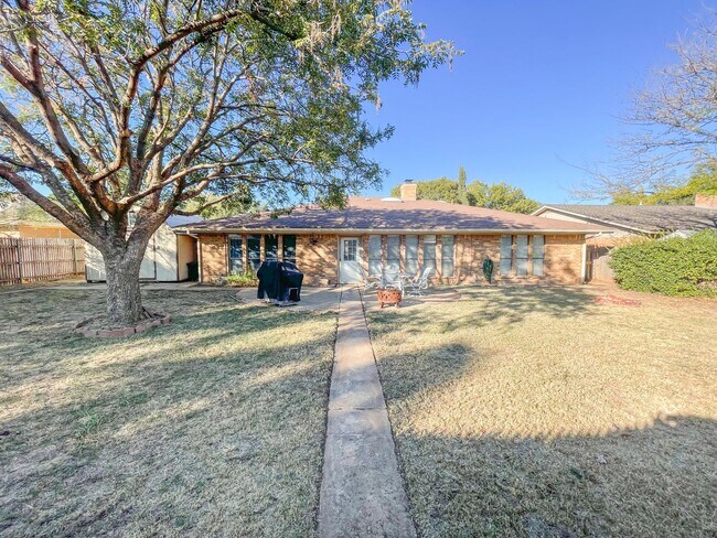 Building Photo - Large, Recently Remodeled 3/2/2 on the Sou...